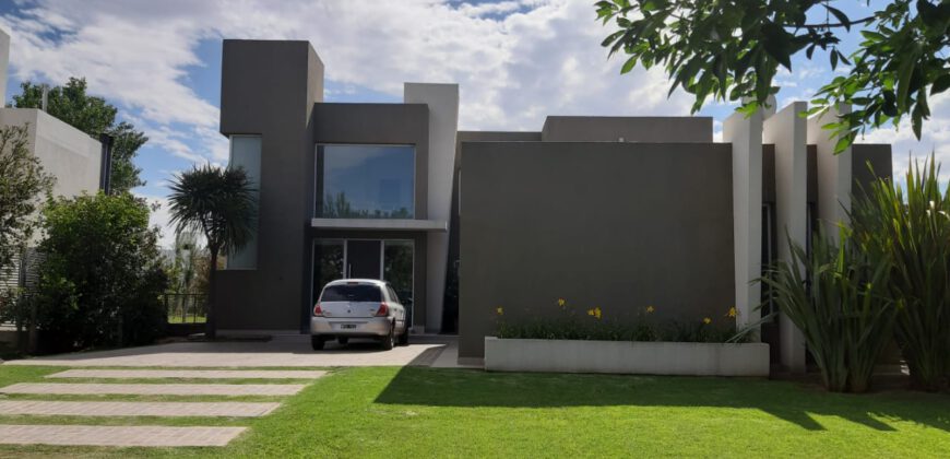 Vendo casa de categoría en country San Esteban